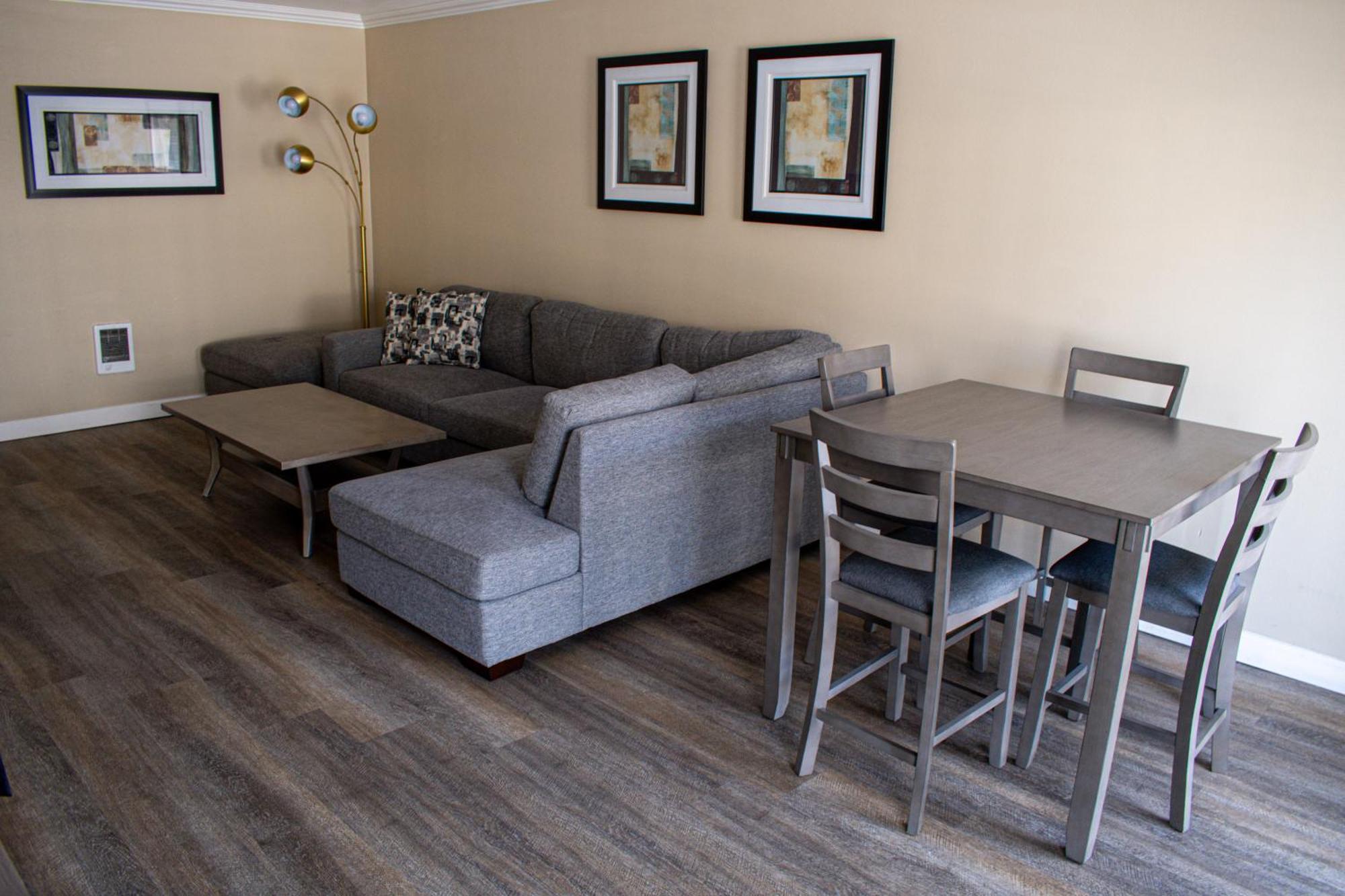 One-Bedroom King Suite - Non-Smoking