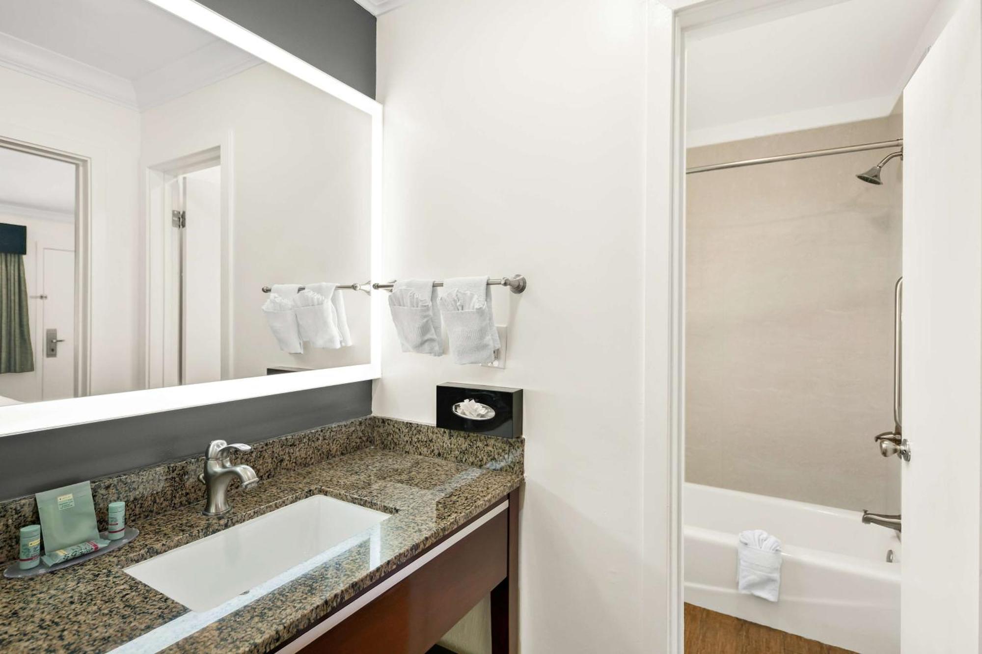 Queen Room with One Queen Bed - Non-Smoking