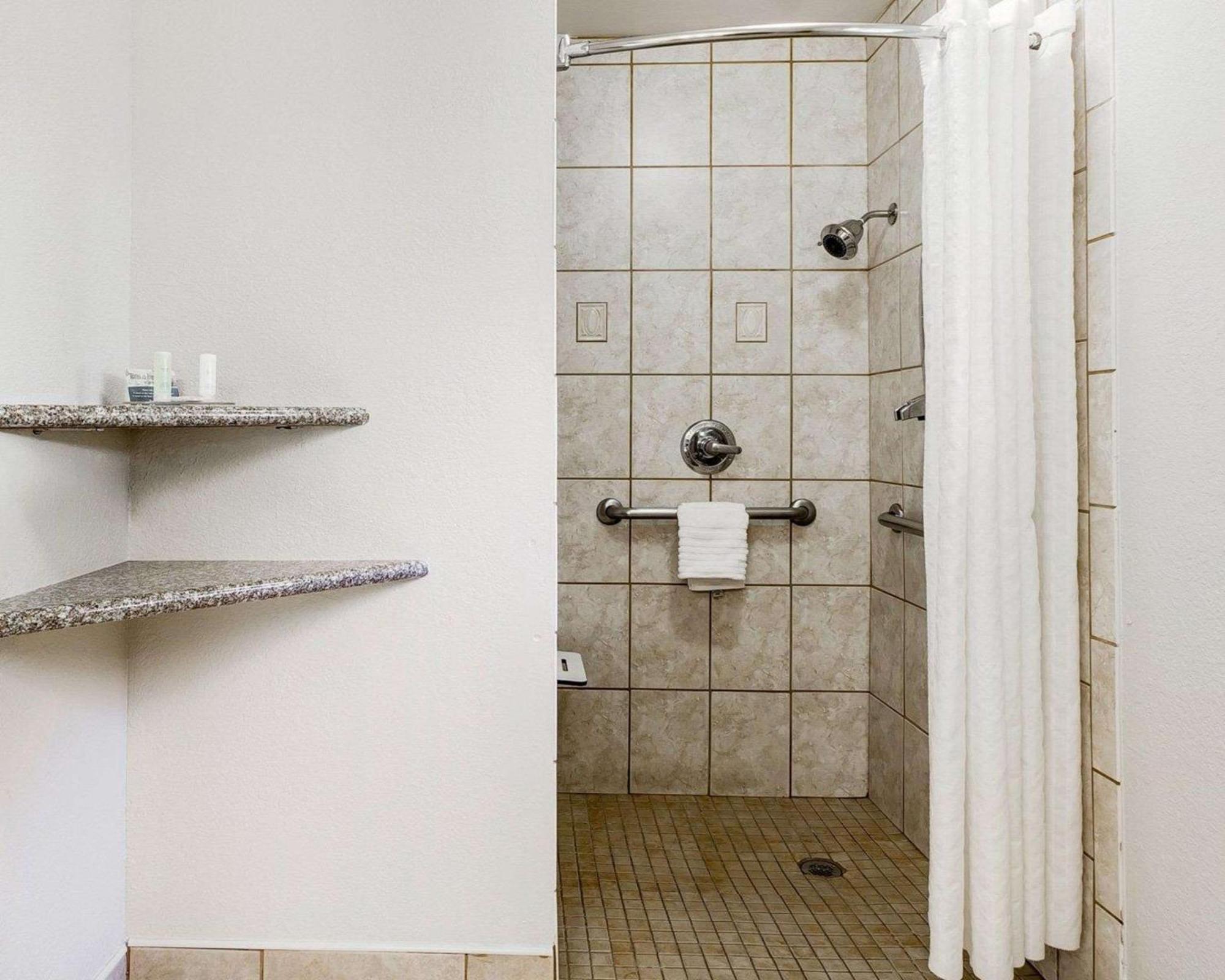 Queen Room - Disability Access,743856040:JPEG